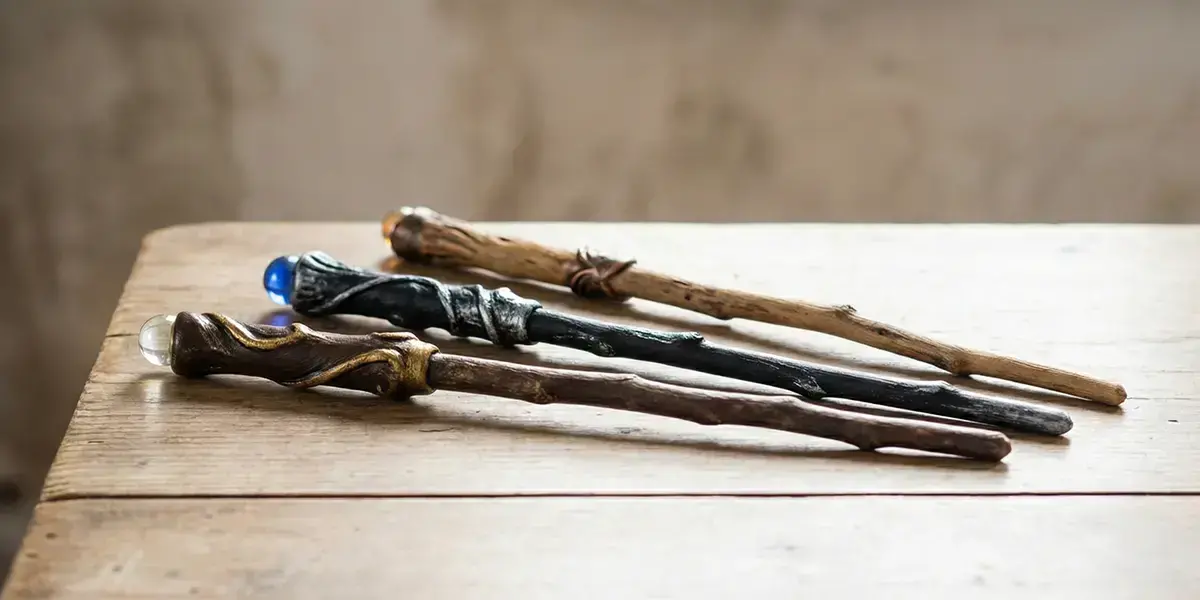 Résultat final du tutoriel : Baguettes magiques Harry Potter en bois et pâte durcissante peintes à la main